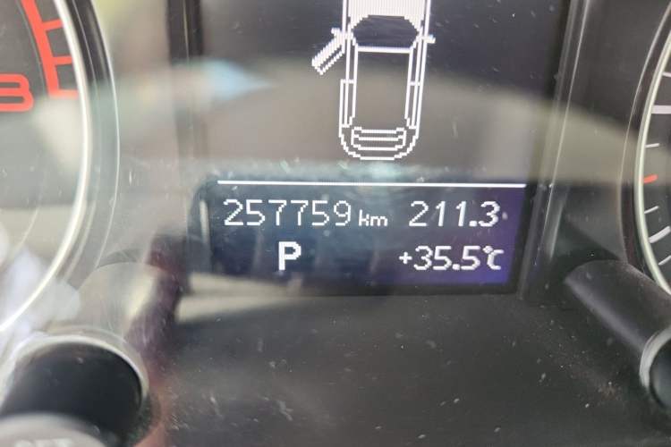 Used Audi Q5 2017 Plus 40 TFSI Ambition Model Odometer Close Up
