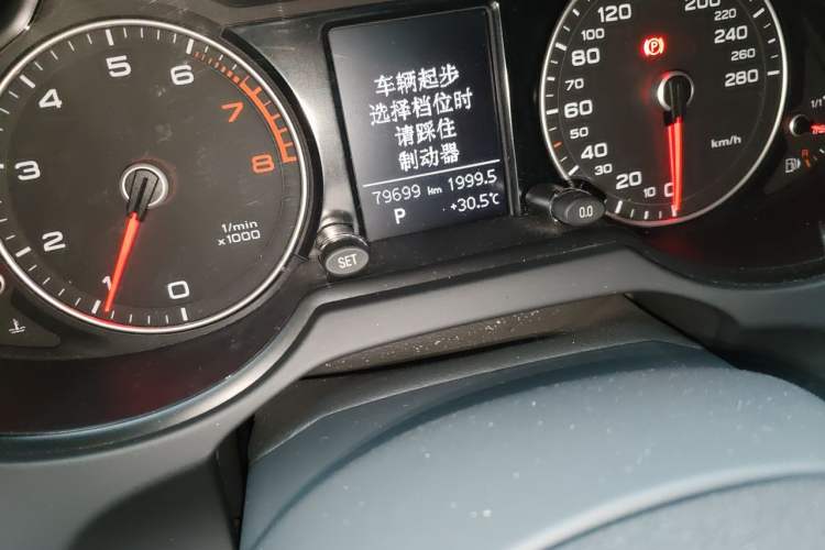 Used Audi Q5 2017 Plus 40 TFSI Ambition Model Odometer Close Up