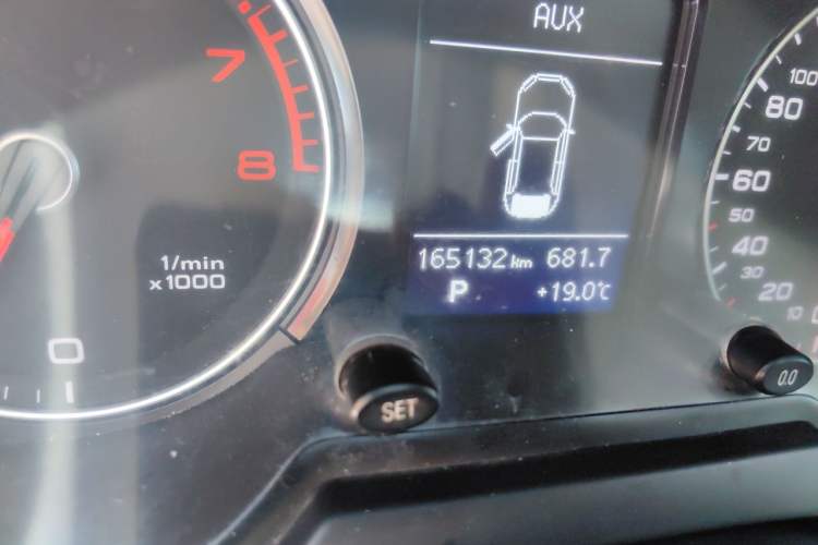 Used Audi Q5 2017 Plus 40 TFSI Ambition Model Odometer Close Up