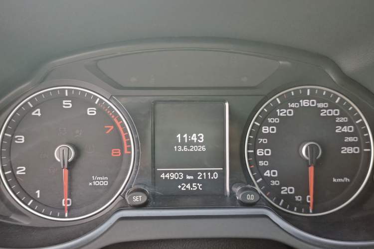 Used Audi Q5 2017 Plus 40 TFSI Ambition Model Odometer Close Up