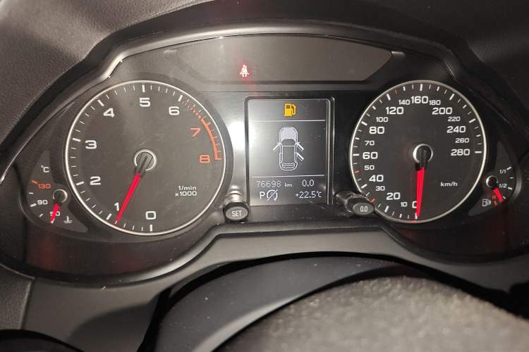 Used Audi Q5 2017 Plus 40 TFSI Ambition Model Odometer Close Up