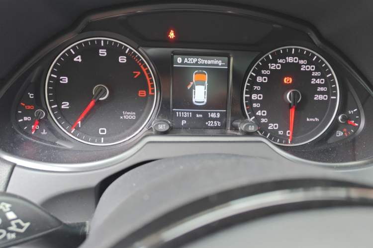 Used Audi Q5 2017 40 TFSI Comfort Model Odometer Close Up