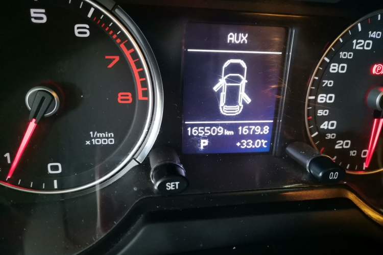 Used Audi Q5 2017 Plus 40 TFSI Ambition Model Odometer Close Up