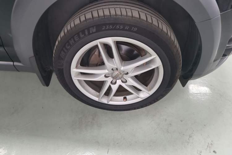 Used Audi Q5 2017 40 TFSI Comfort Model Right Front Wheel Hub