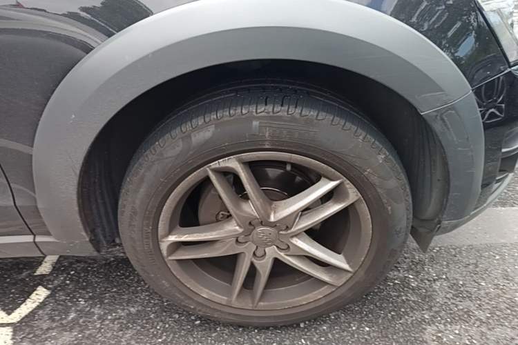 Used Audi Q5 2017 40 TFSI Comfort Model Right Front Wheel Hub