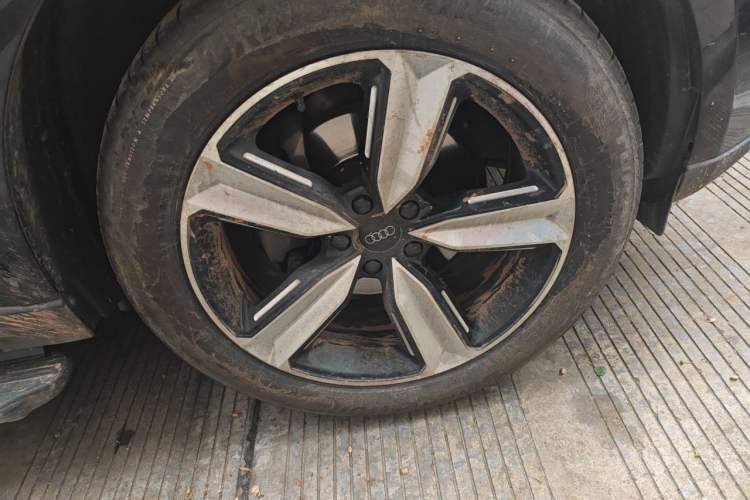 Used Audi Q5 2017 40 TFSI Ambition Edition Right Front Wheel Hub