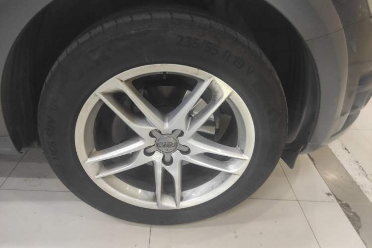 Used Audi Q5 2017 Plus 40 TFSI Comfort Model Right Front Wheel Hub
