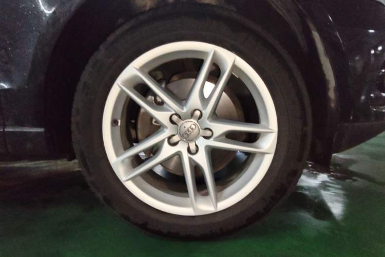 Used Audi Q5 2017 40 TFSI Comfort Model Right Front Wheel Hub
