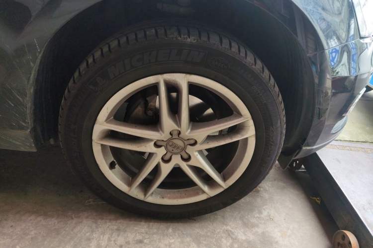 Used Audi Q5 2017 40 TFSI Technology Edition Right Front Wheel Hub