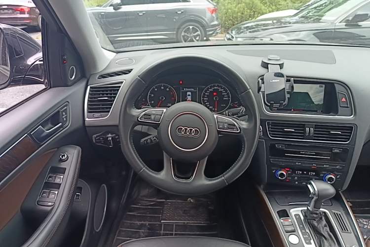 Used Audi Q5 2017 40 TFSI Comfort Model Steering Wheel