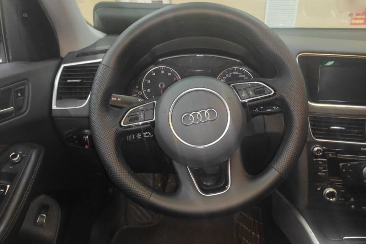 Used Audi Q5 2017 Plus 40 TFSI Comfort Model Steering Wheel