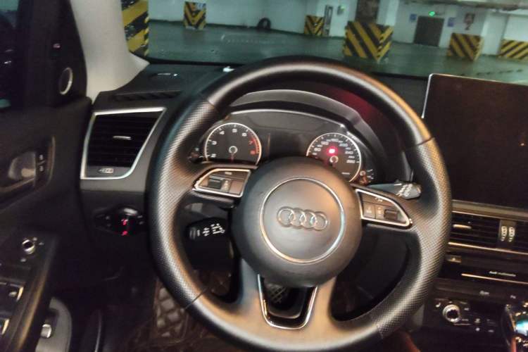 Used Audi Q5 2017 40 TFSI Comfort Model Steering Wheel