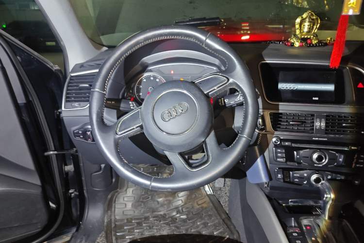 Used Audi Q5 2017 Plus 40 TFSI Ambition Model Steering Wheel