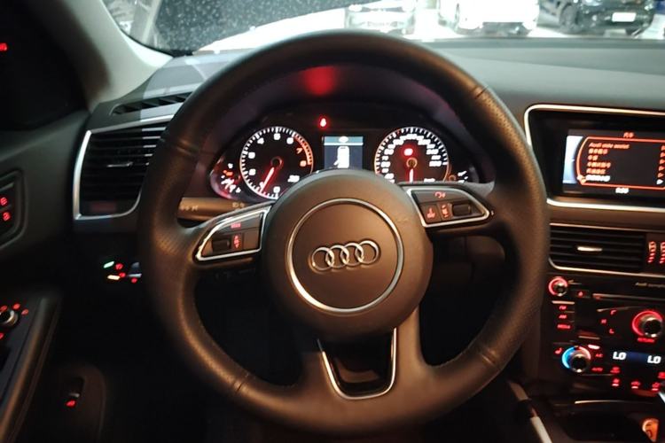 Used Audi Q5 2017 Plus 40 TFSI Technology Model Steering Wheel