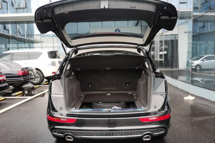 Used Audi Q5 2017 Plus 40 TFSI Ambition Model Trunk