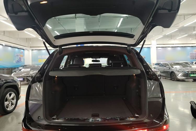 Used Audi Q5 2017 Plus 40 TFSI Ambition Model Trunk