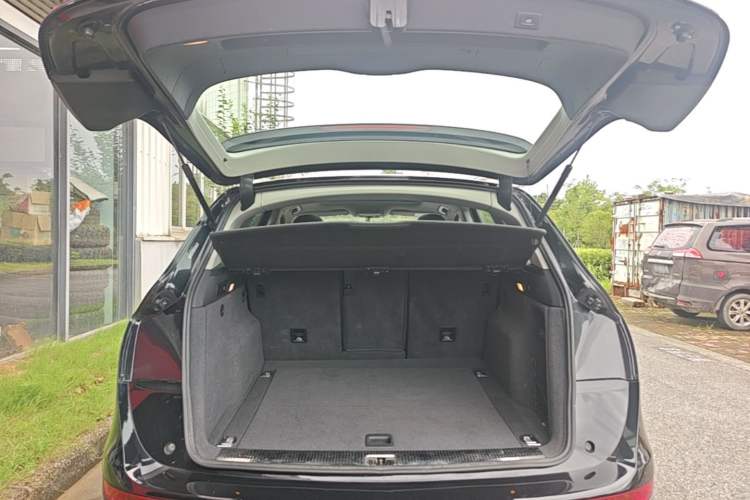 Used Audi Q5 2017 Plus 40 TFSI Ambition Model Trunk