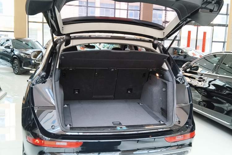 Used Audi Q5 2017 Plus 40 TFSI Ambition Model Trunk