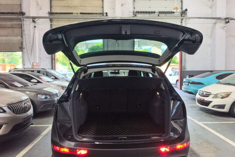 Used Audi Q5 2017 Plus 40 TFSI Ambition Model Trunk