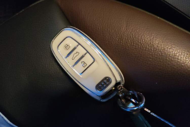 Used Audi Q5 2017 40 TFSI Comfort Model Vehicle Key