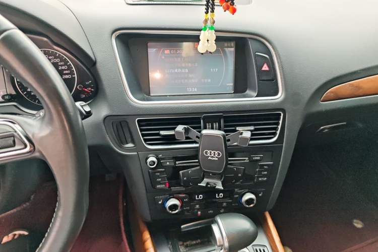 Used Audi Q5 2017 Plus 40 TFSI Technology Model Audio And AC Panel