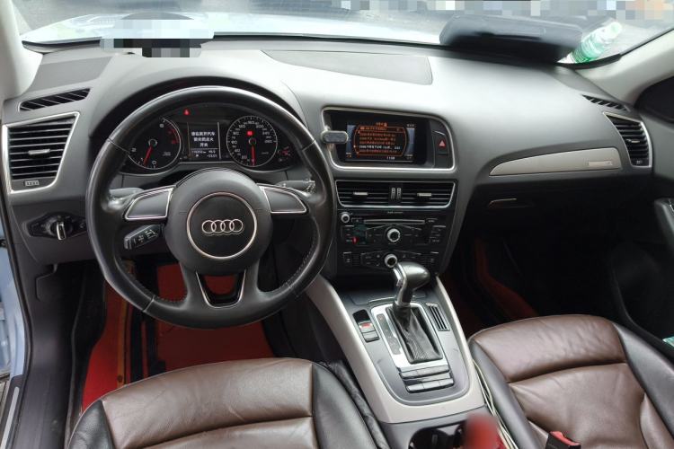 Used Audi Q5 2017 Plus 40 TFSI Ambition Model Center Console