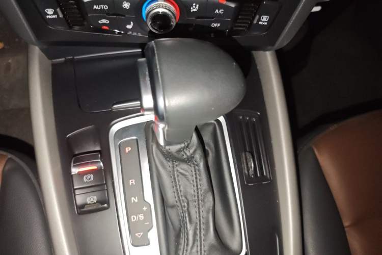 Used Audi Q5 2017 Plus 40 TFSI Ambition Model Gear Lever