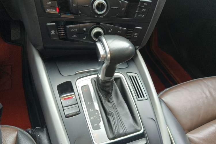 Used Audi Q5 2017 Plus 40 TFSI Ambition Model Gear Lever