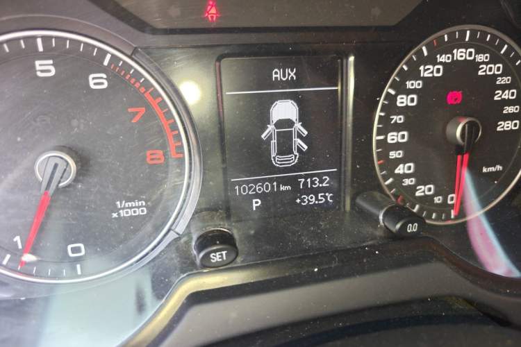 Used Audi Q5 2017 40 TFSI Ambition Edition Odometer Close Up