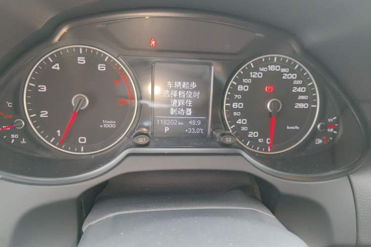 Used Audi Q5 2017 Plus 40 TFSI Ambition Model Odometer Close Up