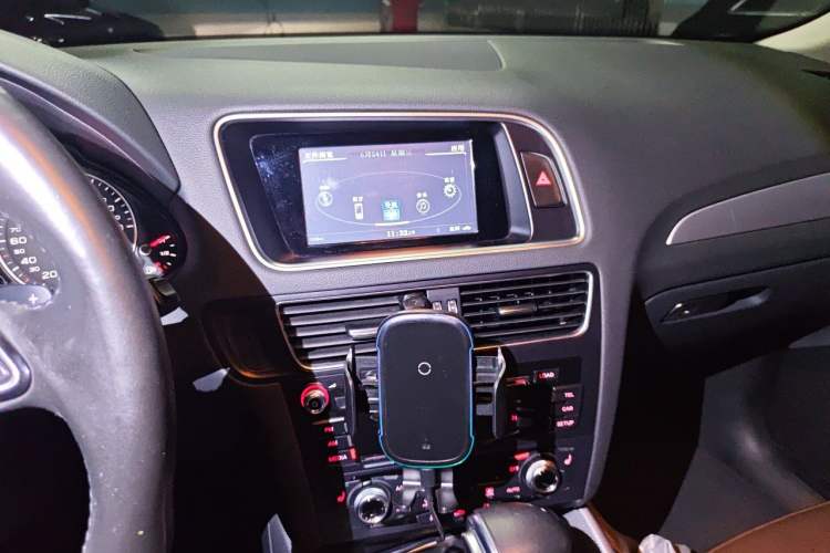 Used Audi Q5 2017 40 TFSI Technology Edition Audio And AC Panel
