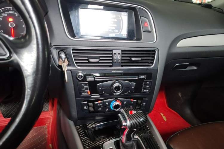 Used Audi Q5 2017 40 TFSI Ambition Edition Audio And AC Panel