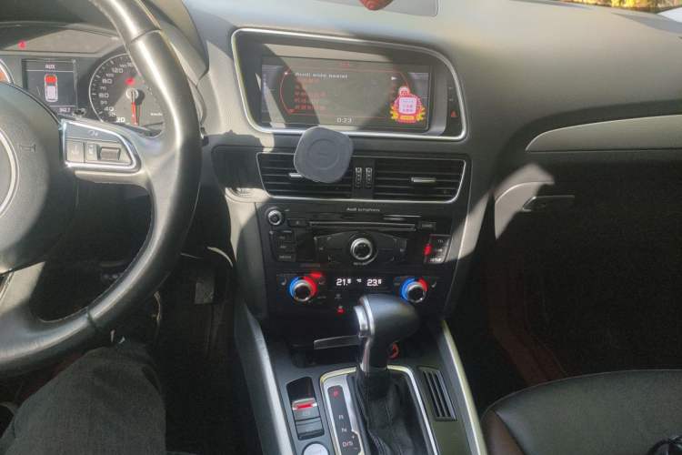 Used Audi Q5 2017 40 TFSI Technology Edition Audio And AC Panel
