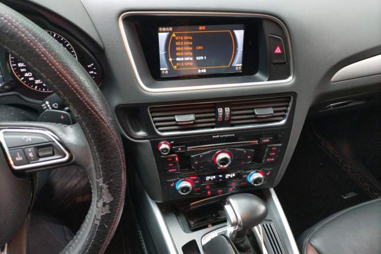 Used Audi Q5 2017 40 TFSI Technology Edition Audio And AC Panel