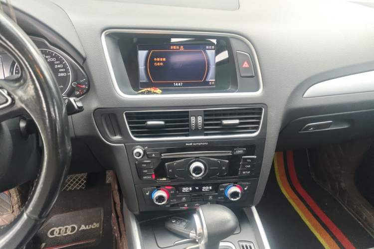 Used Audi Q5 2017 40 TFSI Technology Edition Audio And AC Panel