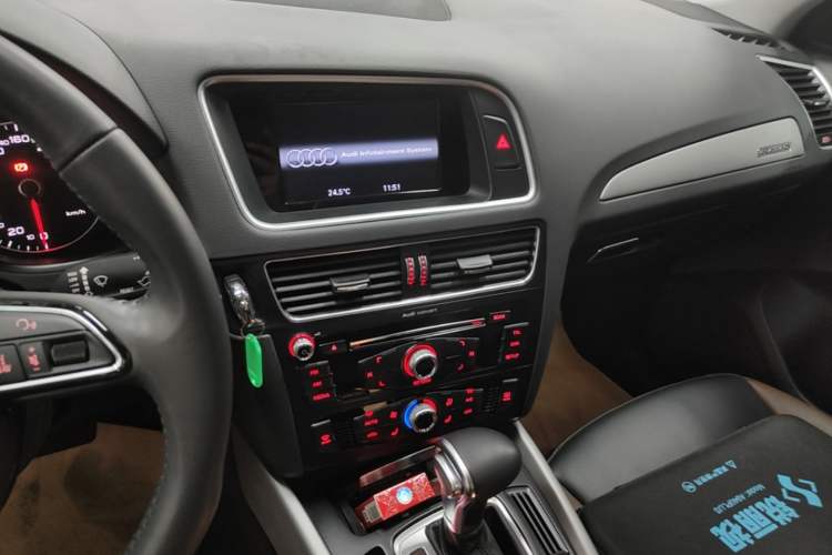 Used Audi Q5 2017 Plus 40 TFSI Ambition Model Audio And AC Panel