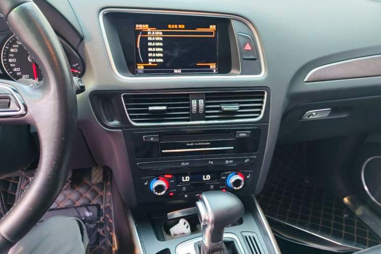 Used Audi Q5 2017 Plus 40 TFSI Comfort Model Audio And AC Panel