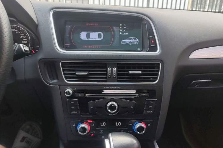 Used Audi Q5 2017 40 TFSI Technology Edition Audio And AC Panel