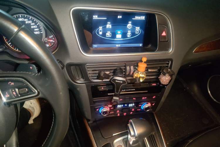 Used Audi Q5 2017 40 TFSI Comfort Model Audio And AC Panel