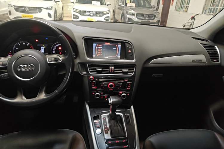 Used Audi Q5 2017 40 TFSI Technology Edition Audio And AC Panel