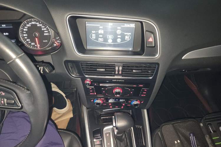 Used Audi Q5 2017 40 TFSI Technology Edition Audio And AC Panel