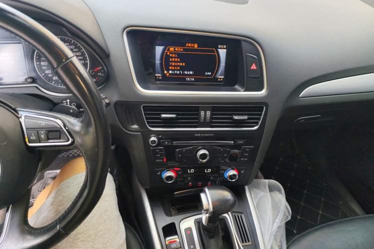 Used Audi Q5 2017 40 TFSI Technology Edition Audio And AC Panel