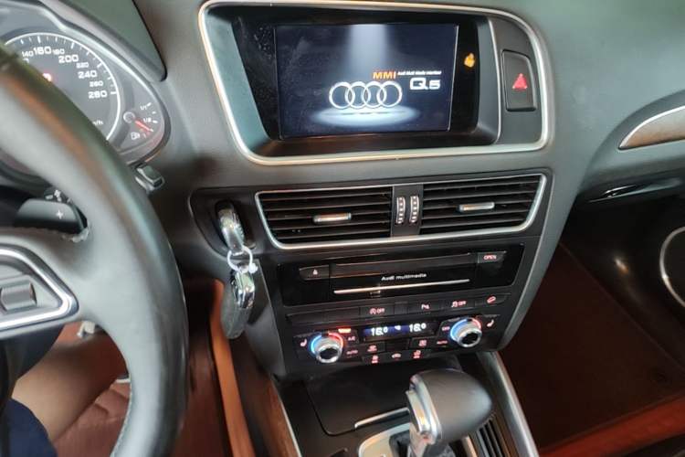Used Audi Q5 2017 40 TFSI Comfort Model Audio And AC Panel