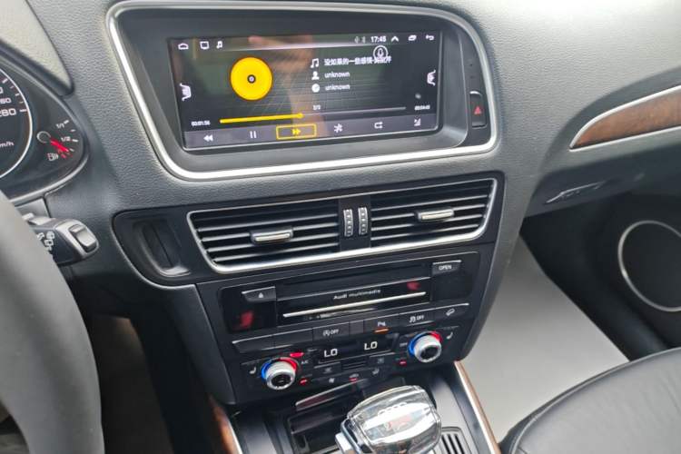 Used Audi Q5 2017 40 TFSI Comfort Model Audio And AC Panel