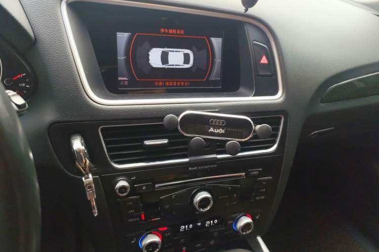 Used Audi Q5 2017 40 TFSI Technology Edition Audio And AC Panel