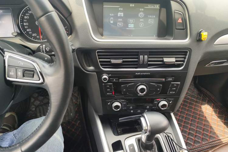 Used Audi Q5 2017 40 TFSI Technology Edition Audio And AC Panel