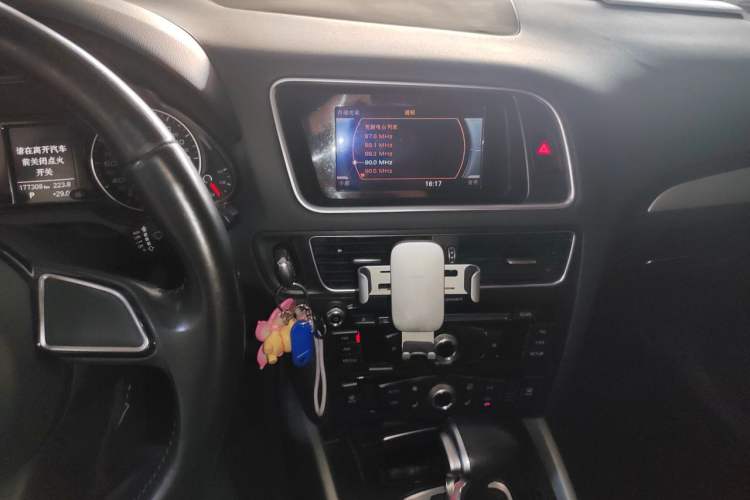 Used Audi Q5 2017 40 TFSI Ambition Edition Audio And AC Panel