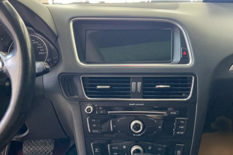 Used Audi Q5 2017 40 TFSI Ambition Edition Audio And AC Panel