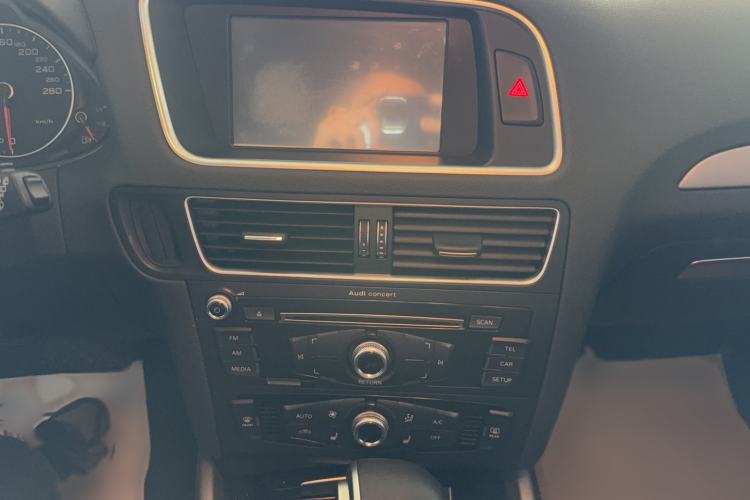 Used Audi Q5 2017 40 TFSI Ambition Edition Audio And AC Panel
