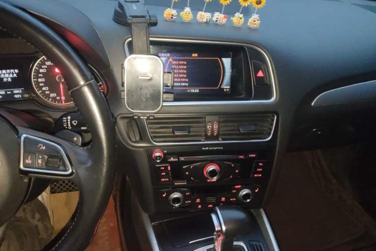 Used Audi Q5 2017 40 TFSI Technology Edition Audio And AC Panel